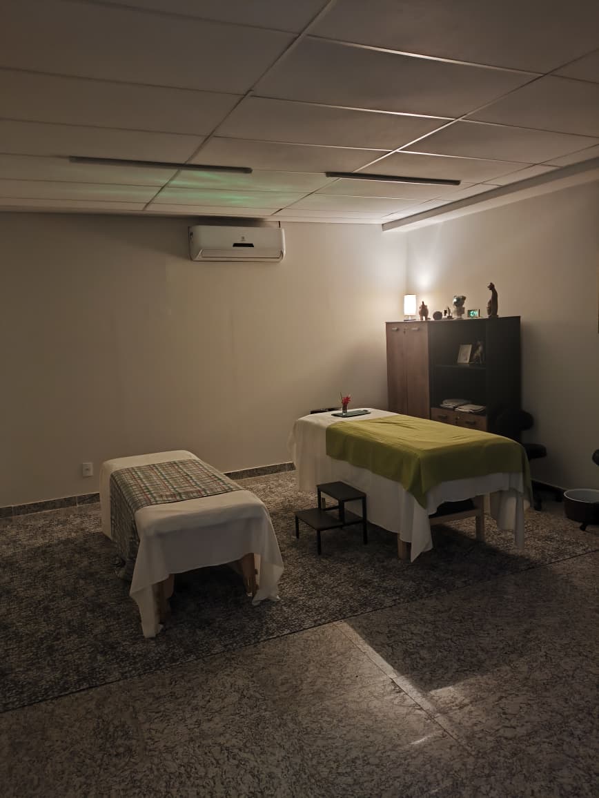 Sala com duas macas preparadas para massagem em dupla